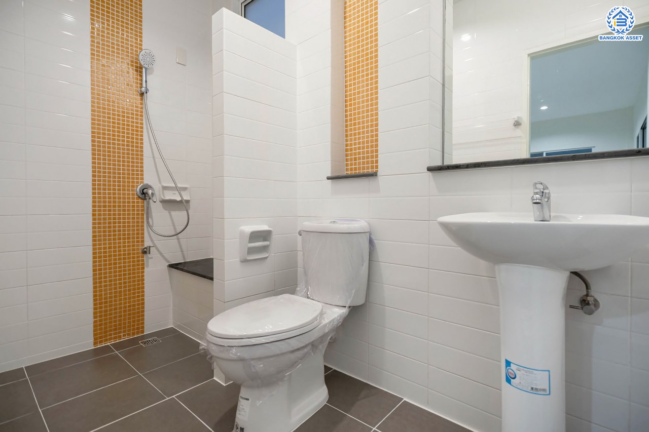 บ้านมือสองตกแต่งใหม่ แบรนด์ Property Perfect ม.เพอร์เฟคพาร์ค วัดพระนอน เนื้อที่ 35.7 ตร.ว. บ้านแฝดฟังก์ชันระดับบ้านเดี่ยว! 3 ห้องนอน 2 ห้องน้ำ 1 ที่จอดรถ Private Zone พร้อม Facilities ครบครัน บนทำเลเชื่อมต่อถนนกาญจนาฯ ใกล้ทางด่วน ศรีรัช-วงแหวนฯ เซ็นทรัลเวสต์เกต และรถไฟฟ้าสายสีม่วง "สถานีตลาดบางใหญ่"